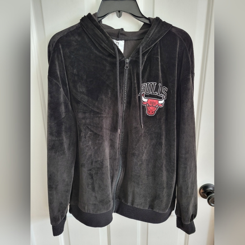 NBA Women's Chicago Bulls Velour Zip-Up Graphic Hoodie - Size Large Black